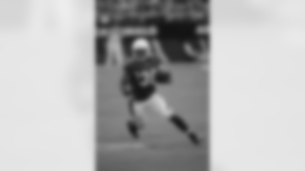 LaRod Stephens-Howling returns the opening kickoff 52 yards