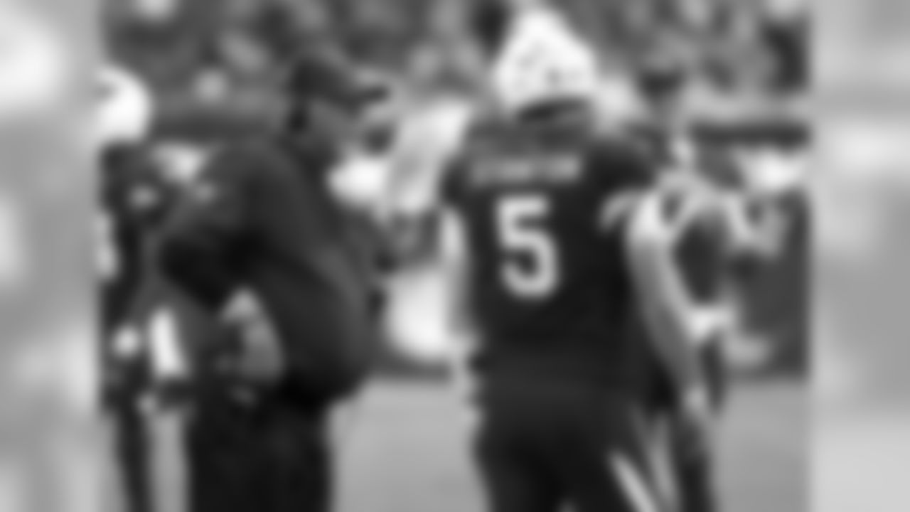 Cardinals head coach Bruce Arians speaks with his quarterback Drew Stanton
