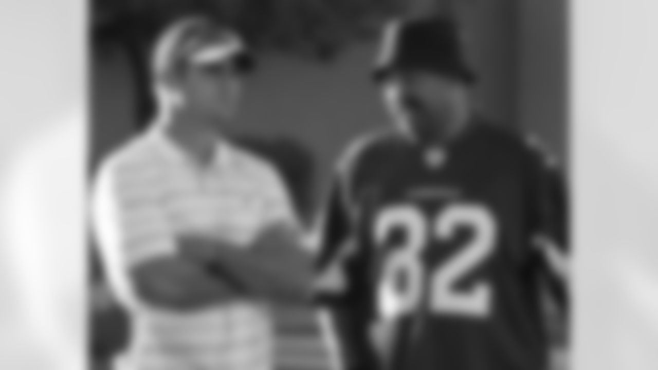 Neil Rackers talks to a fan