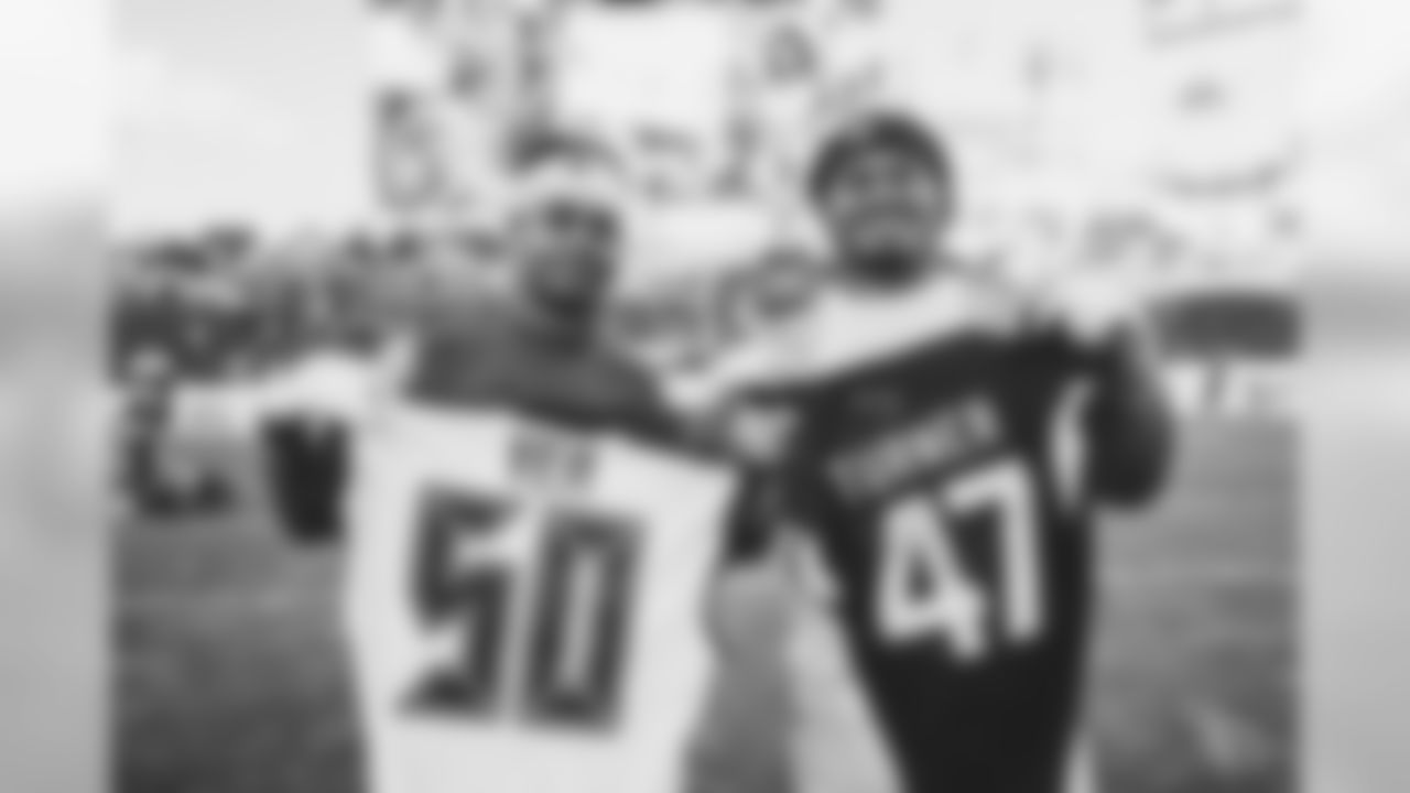 LB Ezekiel Turner swaps jerseys with Buccaneers DT Vita Vea