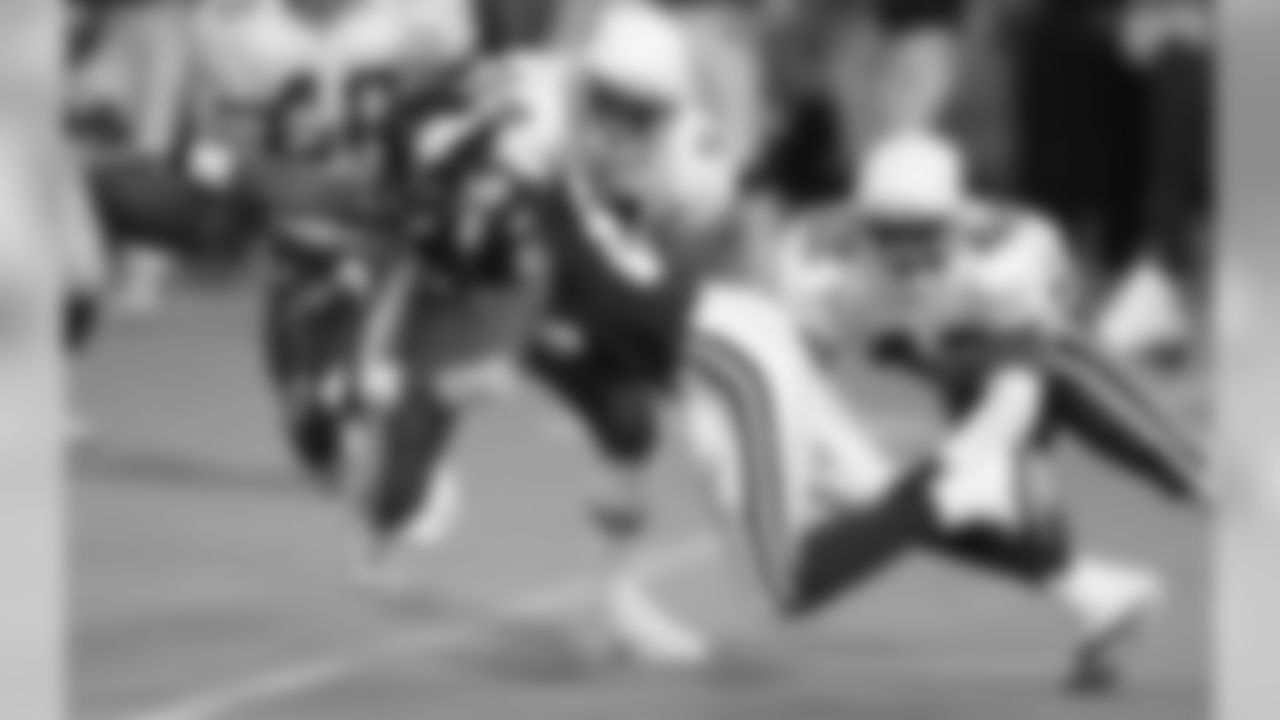 2000: Vikings WR Matthew Hatchette stretches for a first down