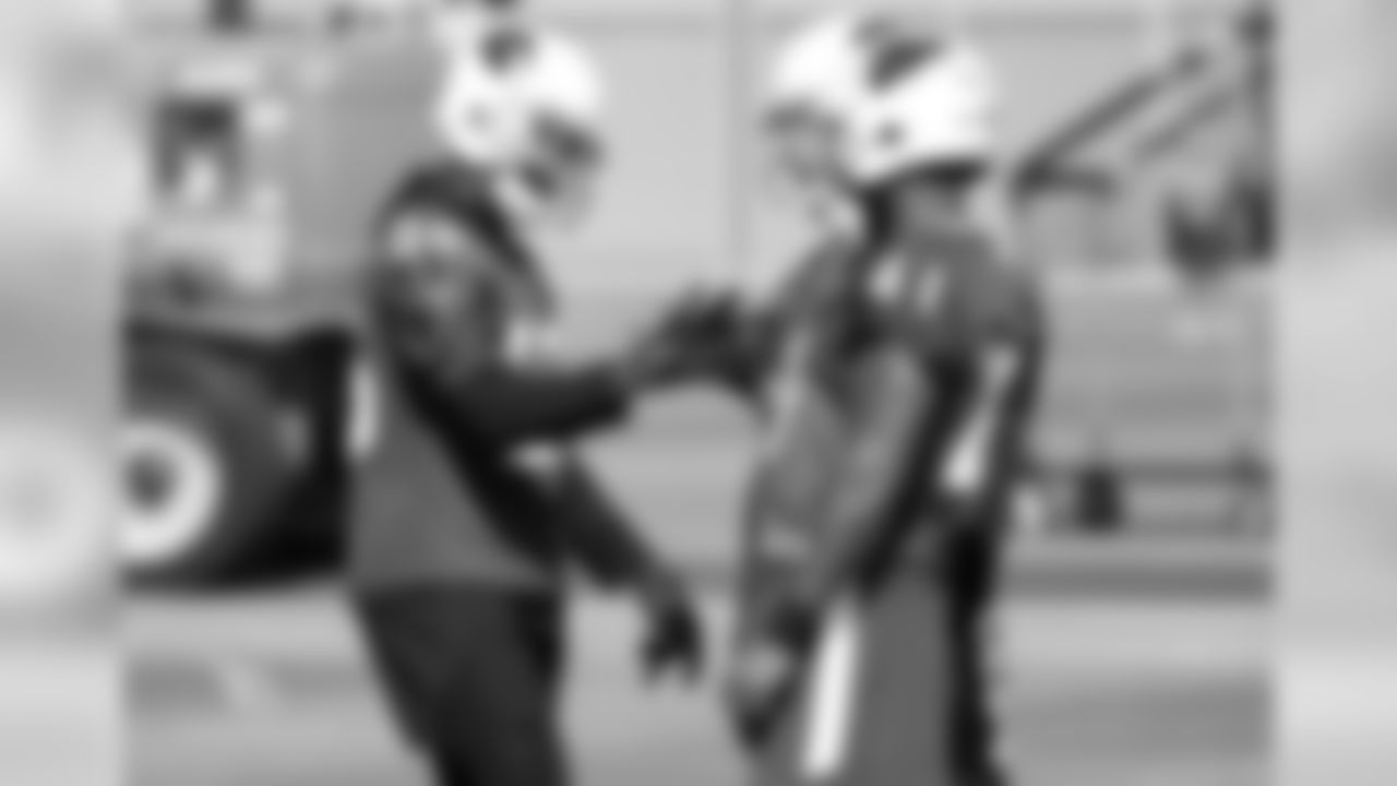 CB Brandon Williams and S Antoine Bethea shake hands