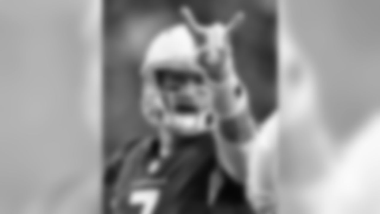 Blaine Gabbert signals to the offense