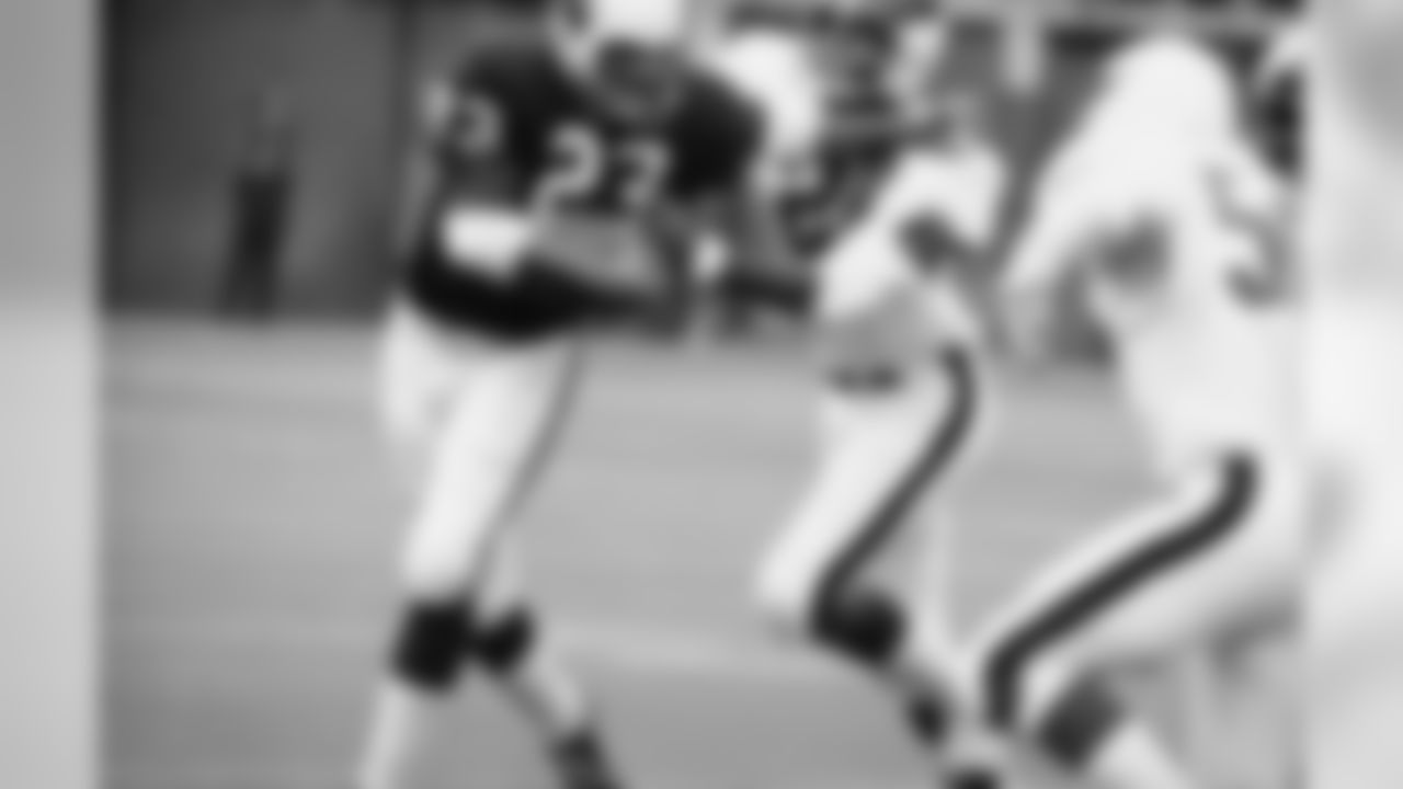 1971: John Roland tries to escape from the Eagles' Leroy Keyes