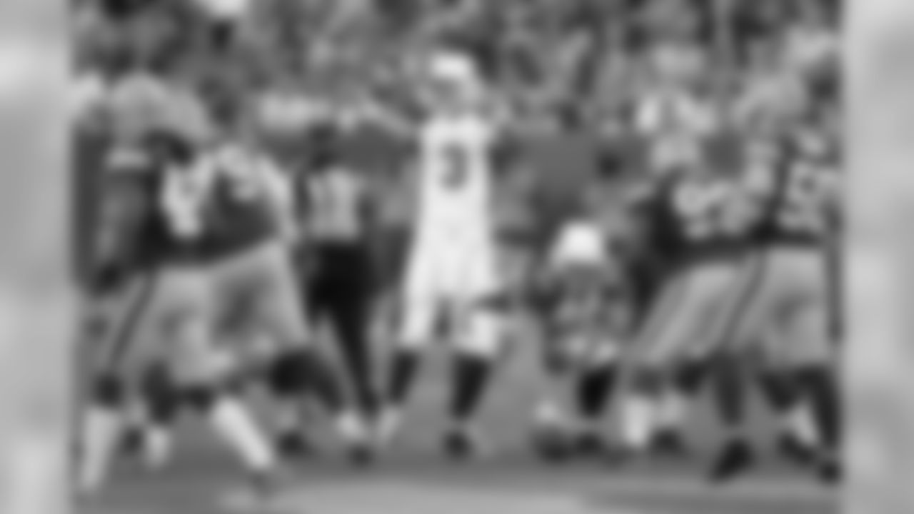 QB Carson Palmer points out the blitzers