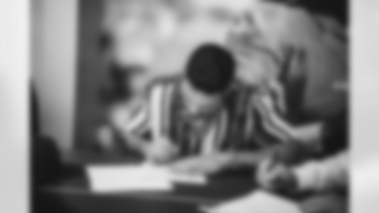 RB James Conner signs his new contract.