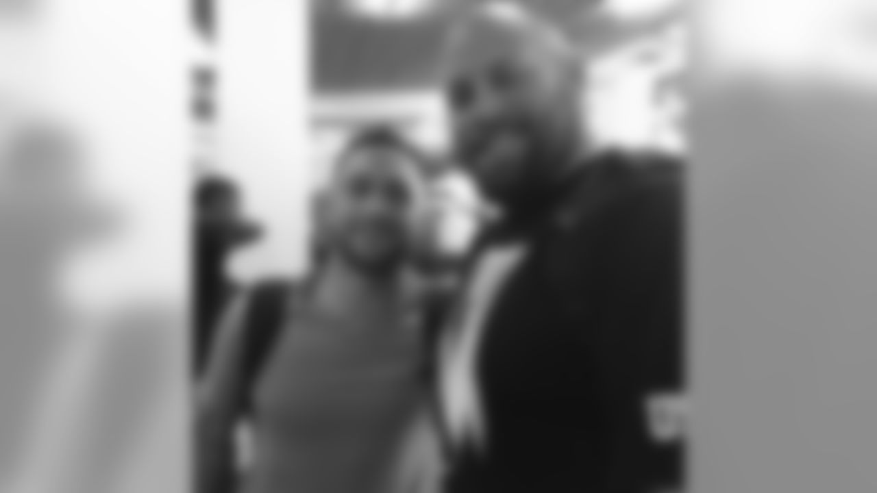 C/G A.Q. Shipley (@AQShipley) met UFC fighter Frankie Edgar in a Jamaican airport