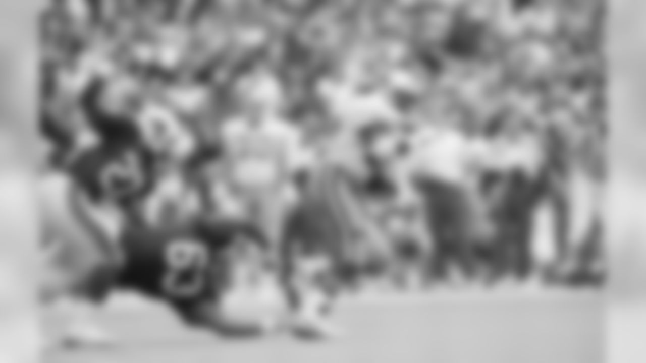 1993: Cowboys RB Emmitt Smith escapes from Michael Bankston