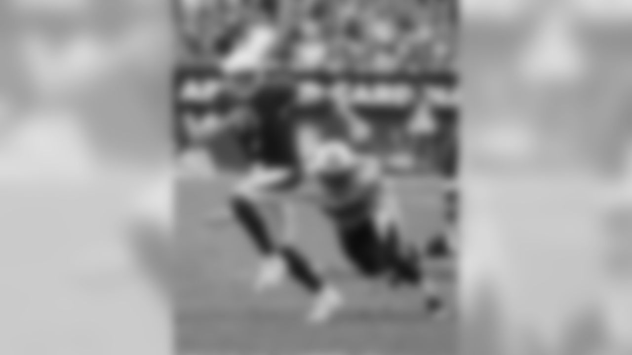 Cardinals QB Blaine Gabbert scrambles to escape pressure