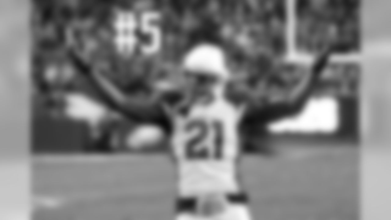 CB Patrick Peterson talks to the Eagles crowd