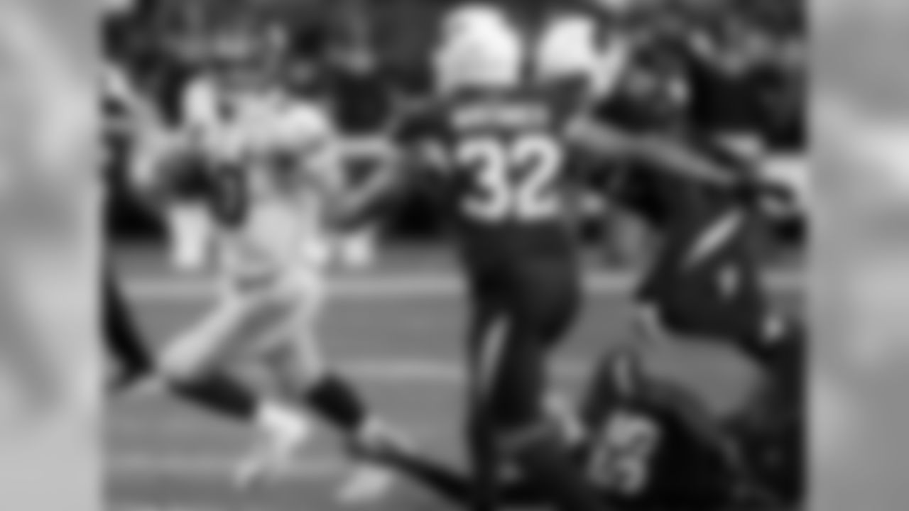 The Cardinals defense swarms on Giants QB Eli Manning