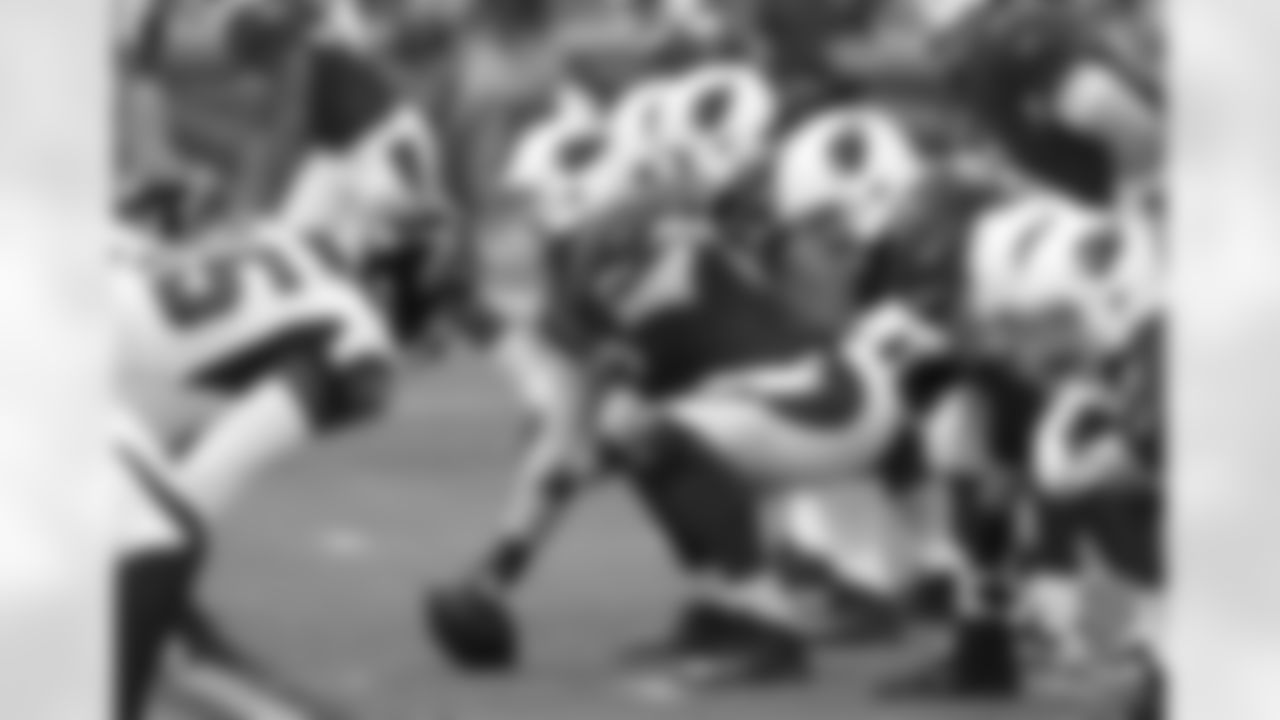 Lyle Sendlein prepares to snap the ball in the first quarter.