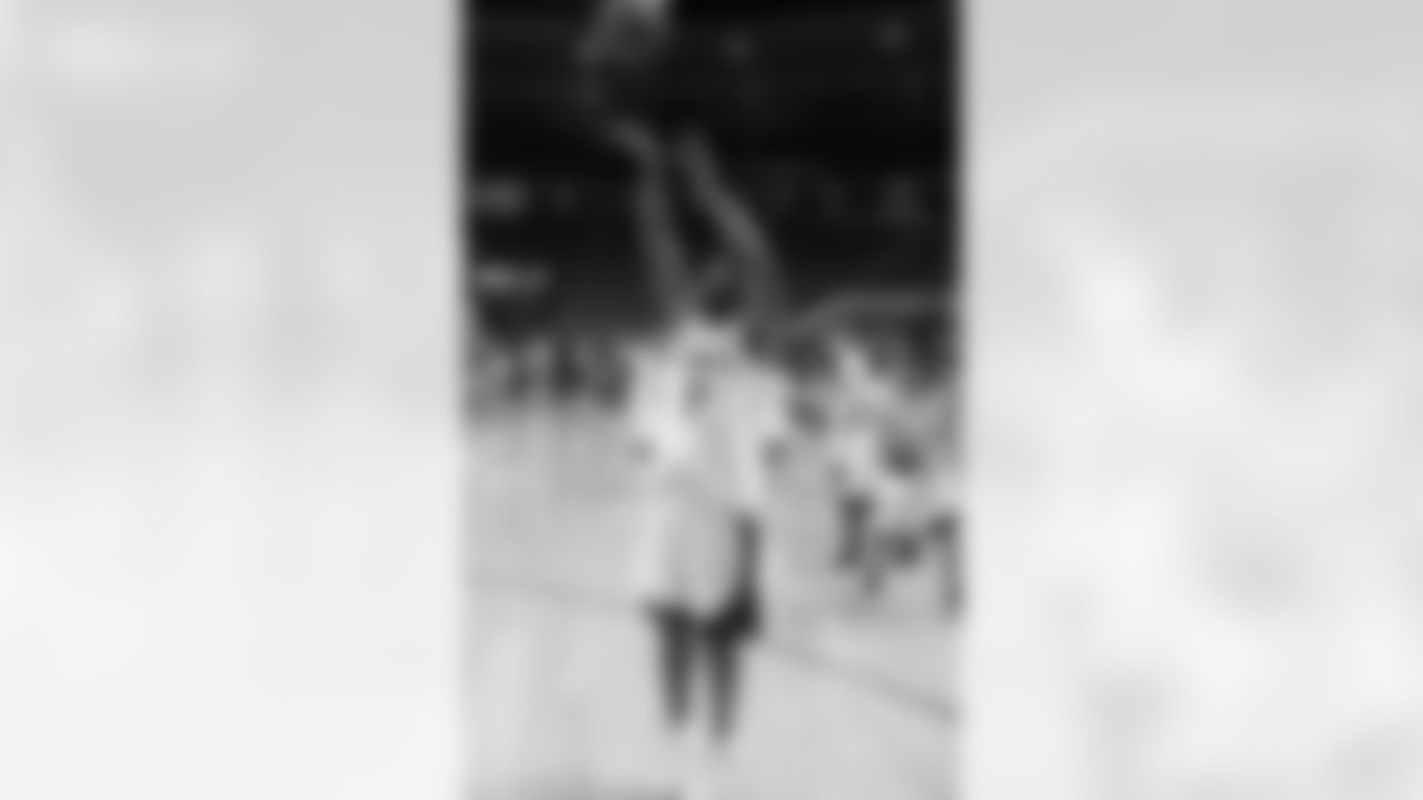 Larry Fitzgerald takes a warmup jumper