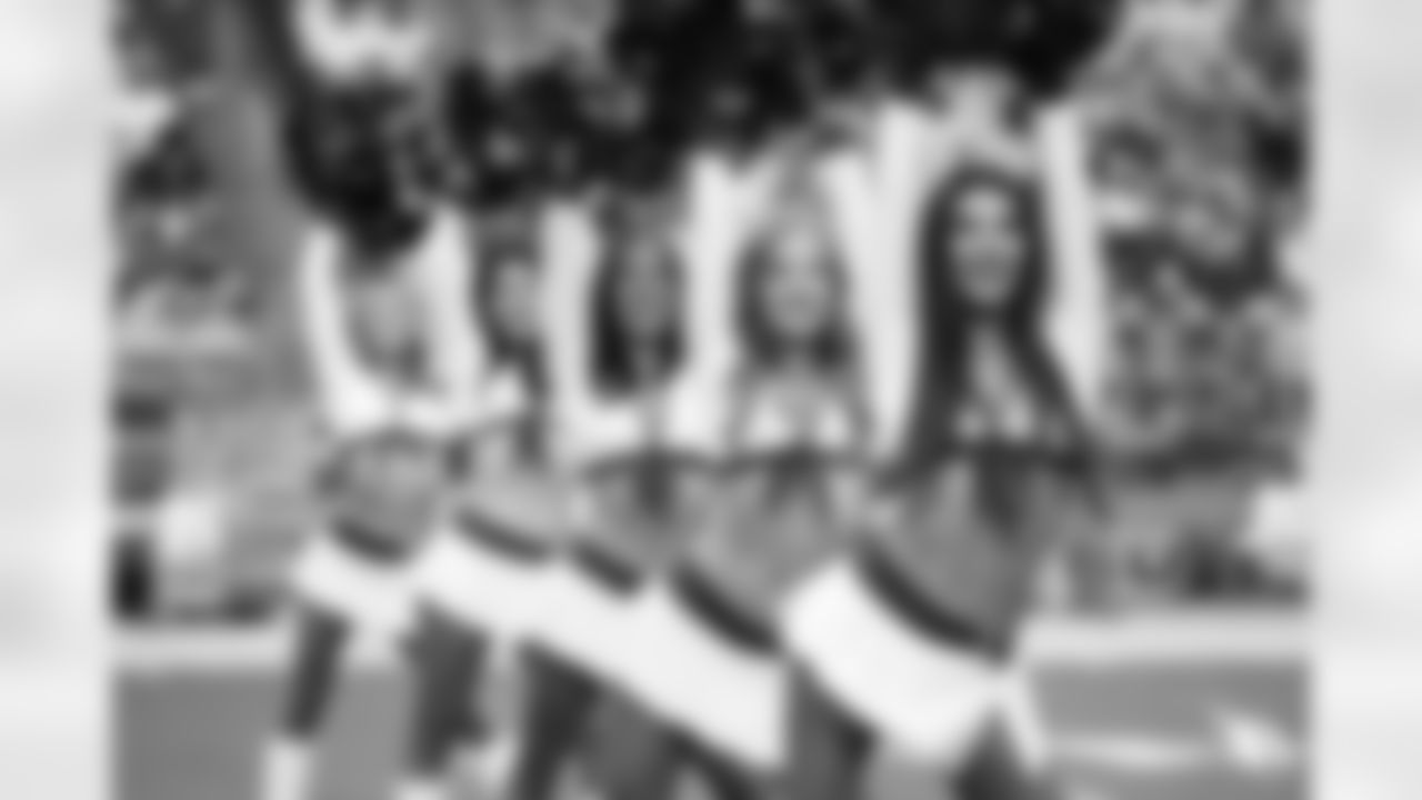 Arizona Cardinals Cheerleaders during the 2022 regular season game between the Arizona Cardinals and the Los Angeles Rams on Sunday, Sept. 25, 2022 in Glendale, AZ.