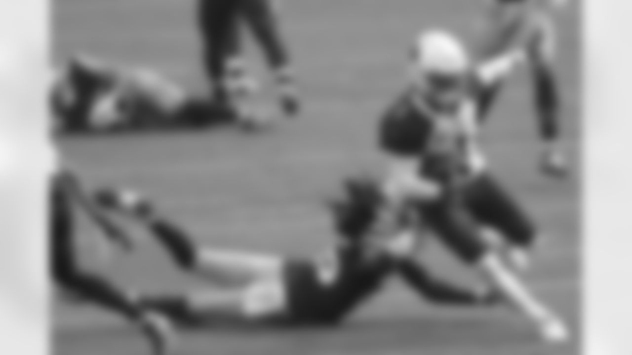 Cardinals quarterback Kyler Murray (1) runs past San Francisco 49ers cornerback Richard Sherman to score a touchdown during the second half.