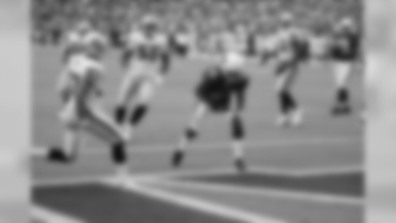 Steve Breaston scores to put the Cardinals up 17-13