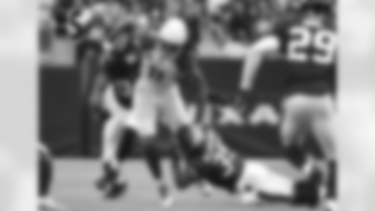 WR Larry Fitzgerald fights for yardage