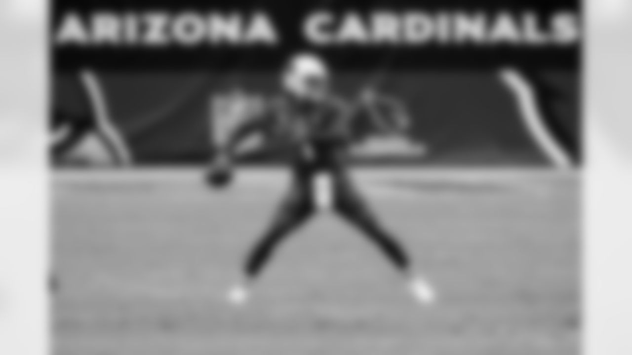 Arizona Cardinals quarterback Kyler Murray (1) throws against the Lions.