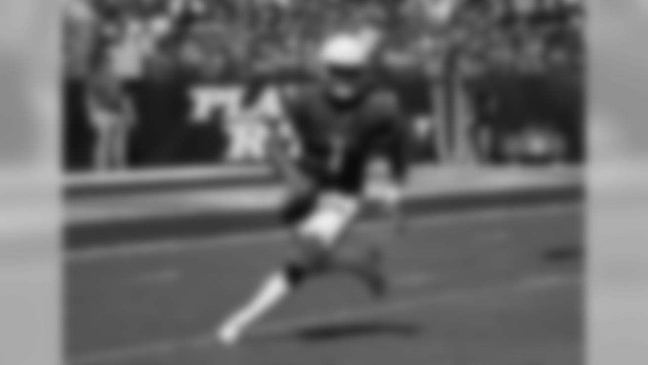 QB Kyler Murray scrambles with the ball.