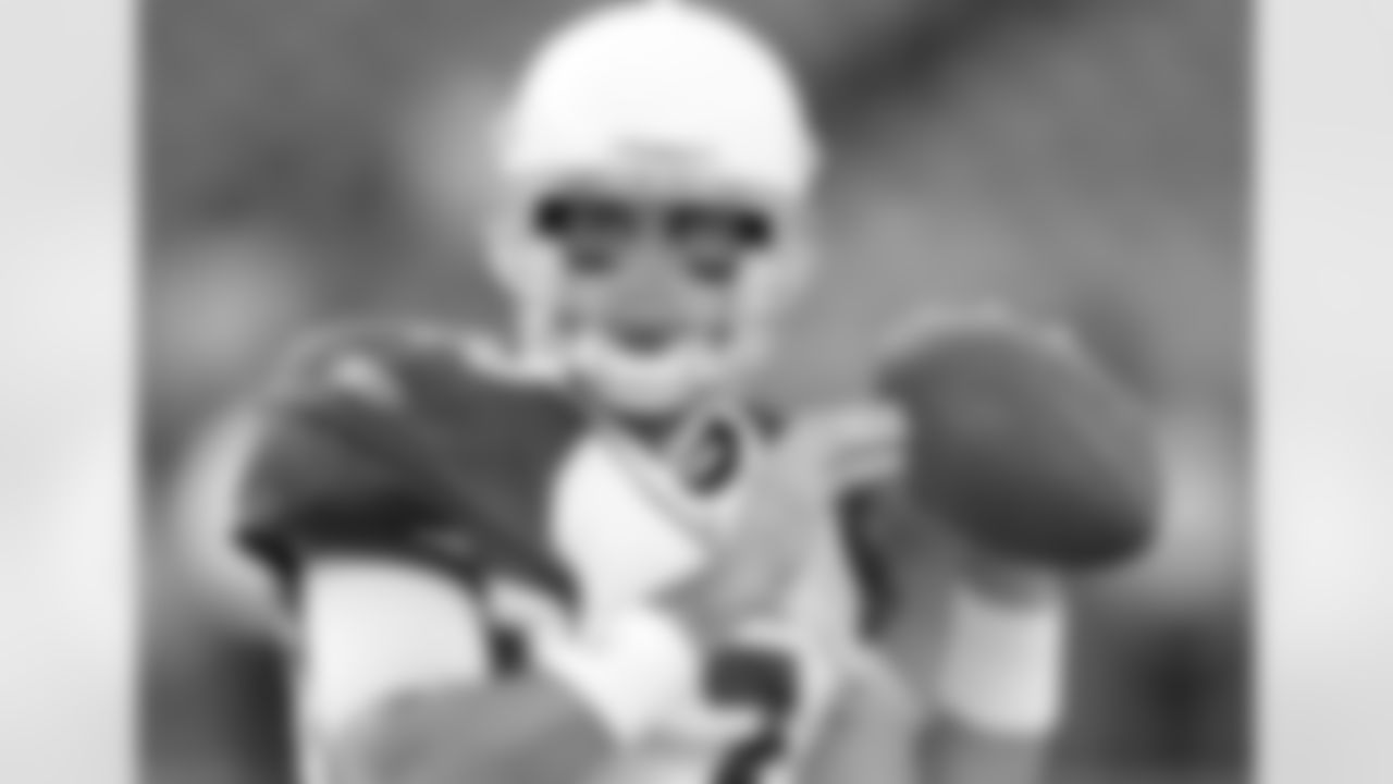 QB Matt Leinart warms up