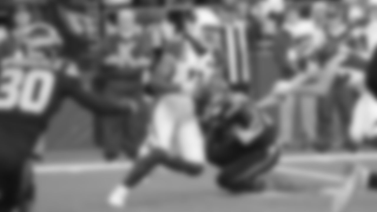 WR Larry Fitzgerald heads to the end zone.