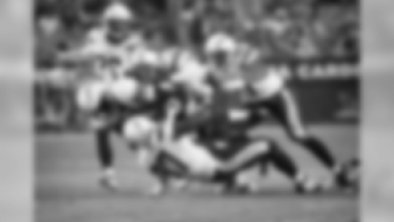RB Andre Ellington taken down by a host of Chargers