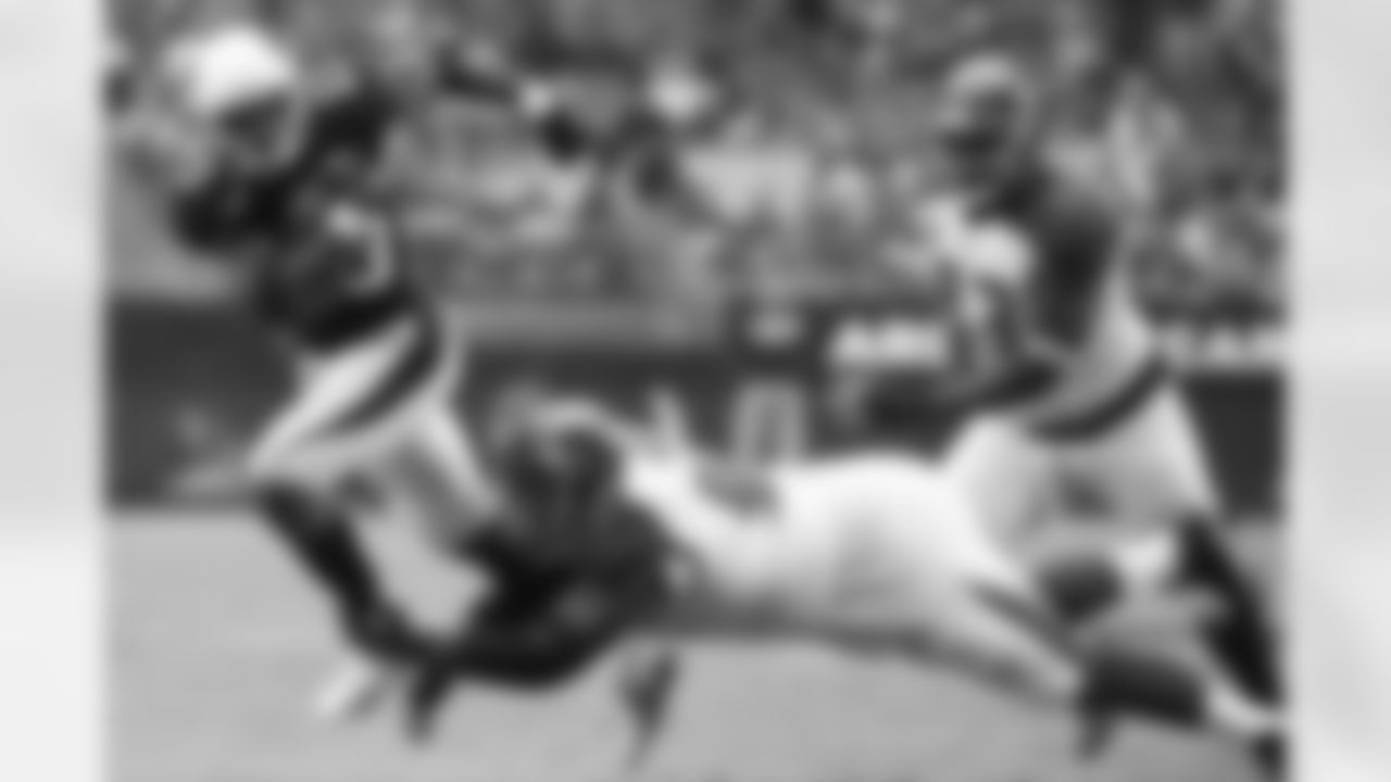 RB Adrian Peterson powers forward for extra yardage