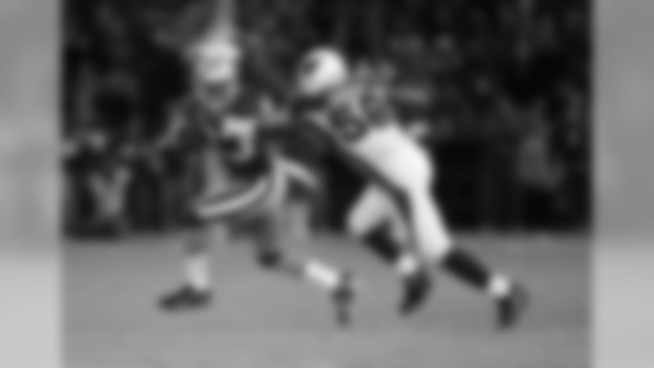 LB Karlos Dansby tracks 49ers WR Arnaz Battle in 2007