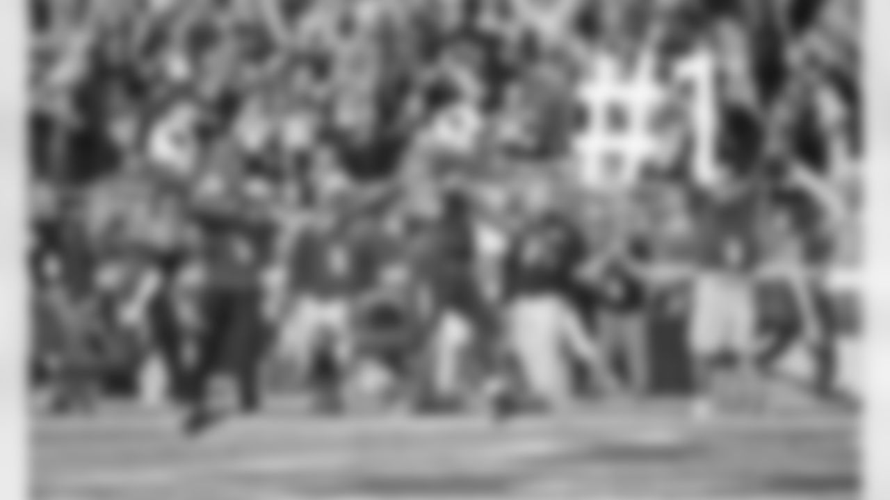 LB Karlos Dansby returns an interception for a touchdown.
