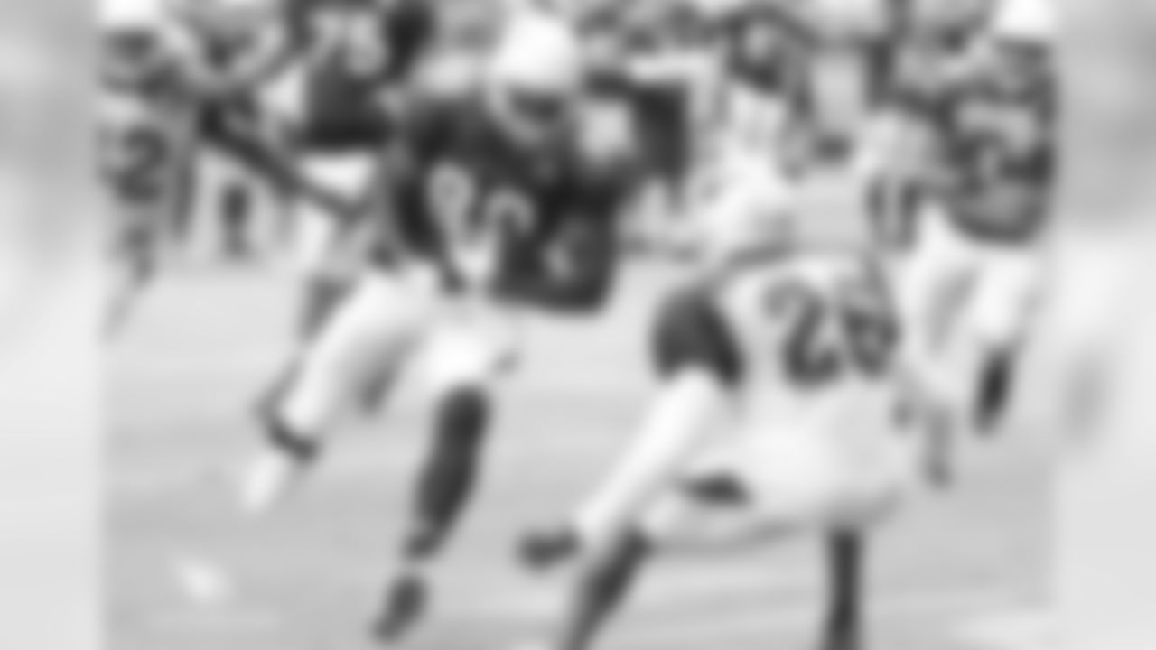 TE Ifeanyi Momah catches a pass