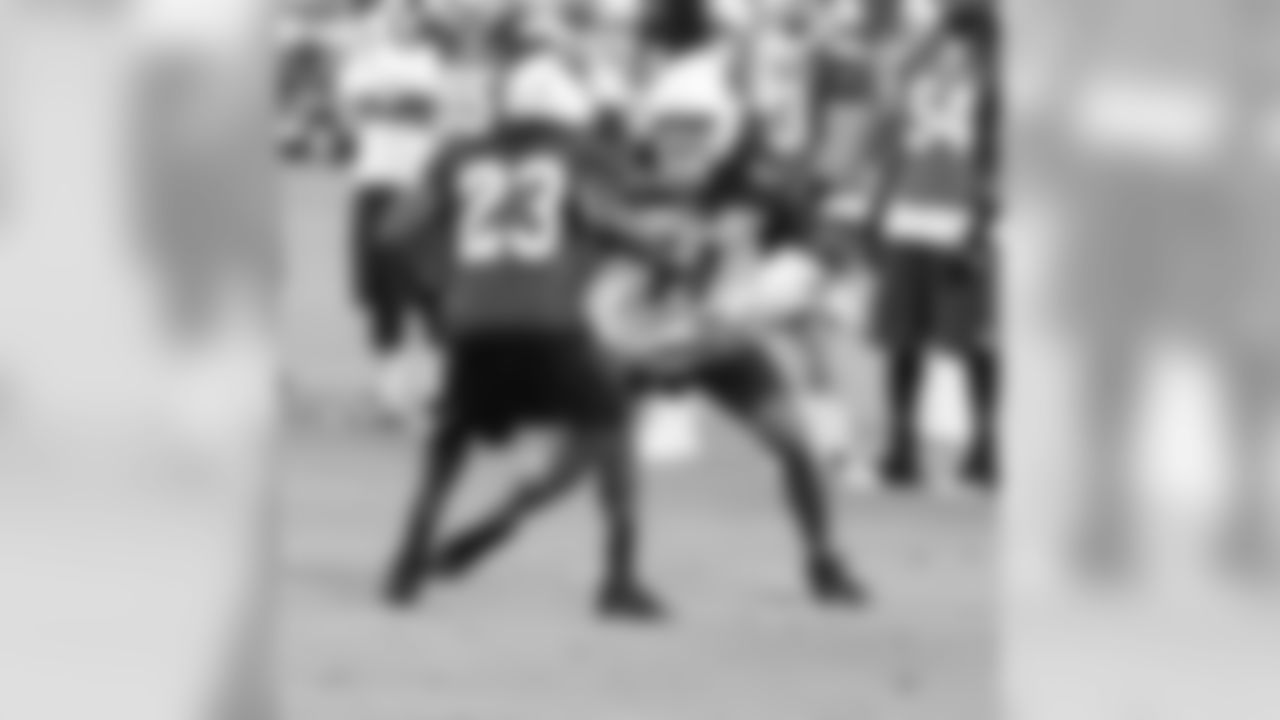 Larry Fitzgerald tries to get past William Gay
