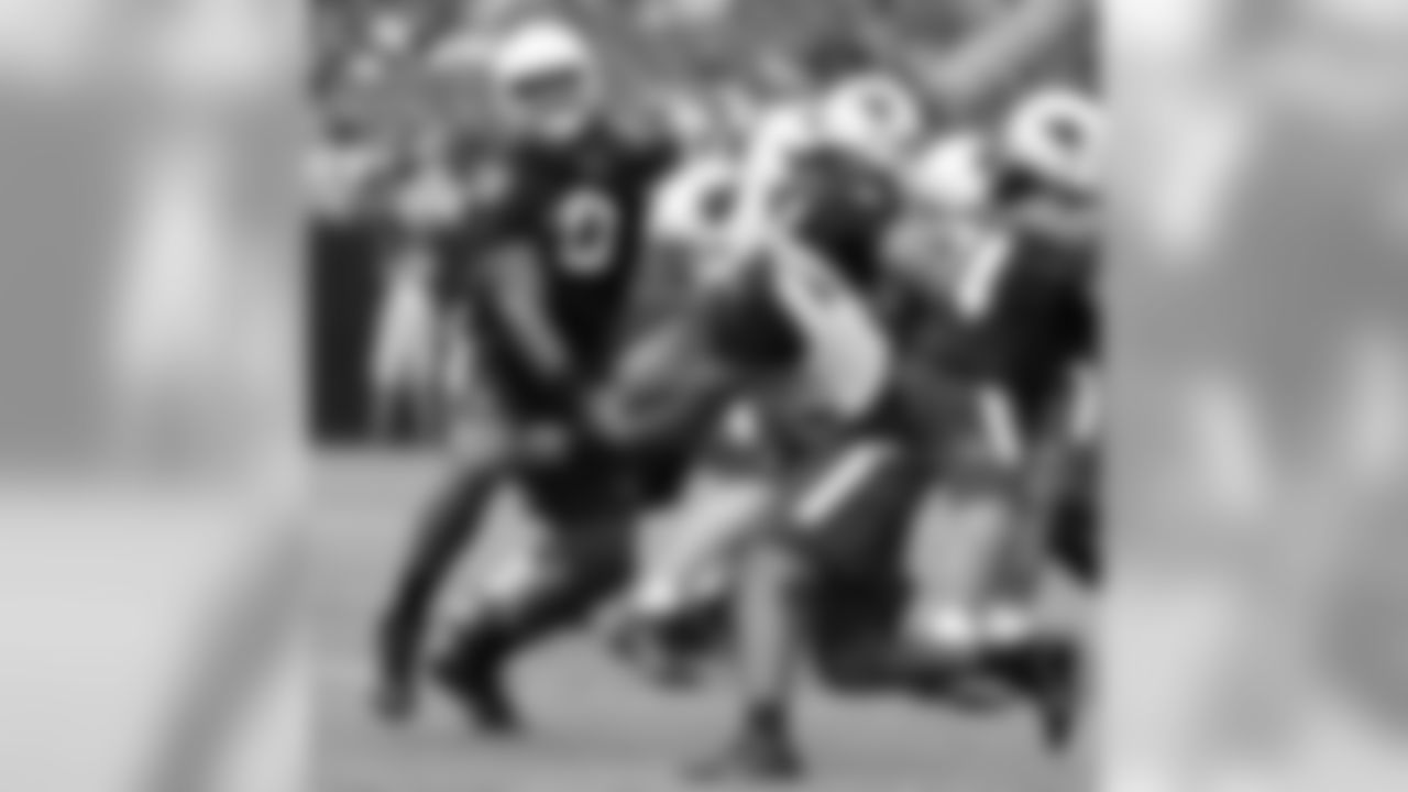 RT Bobby Massie blocks LB Adrian Tracy