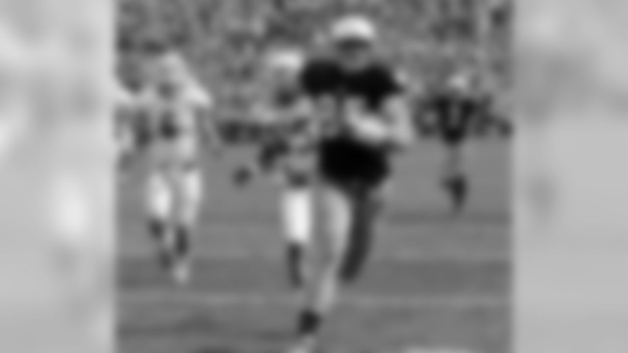 Niklas runs to the end zone in a game against Temple on Aug. 31, 2013