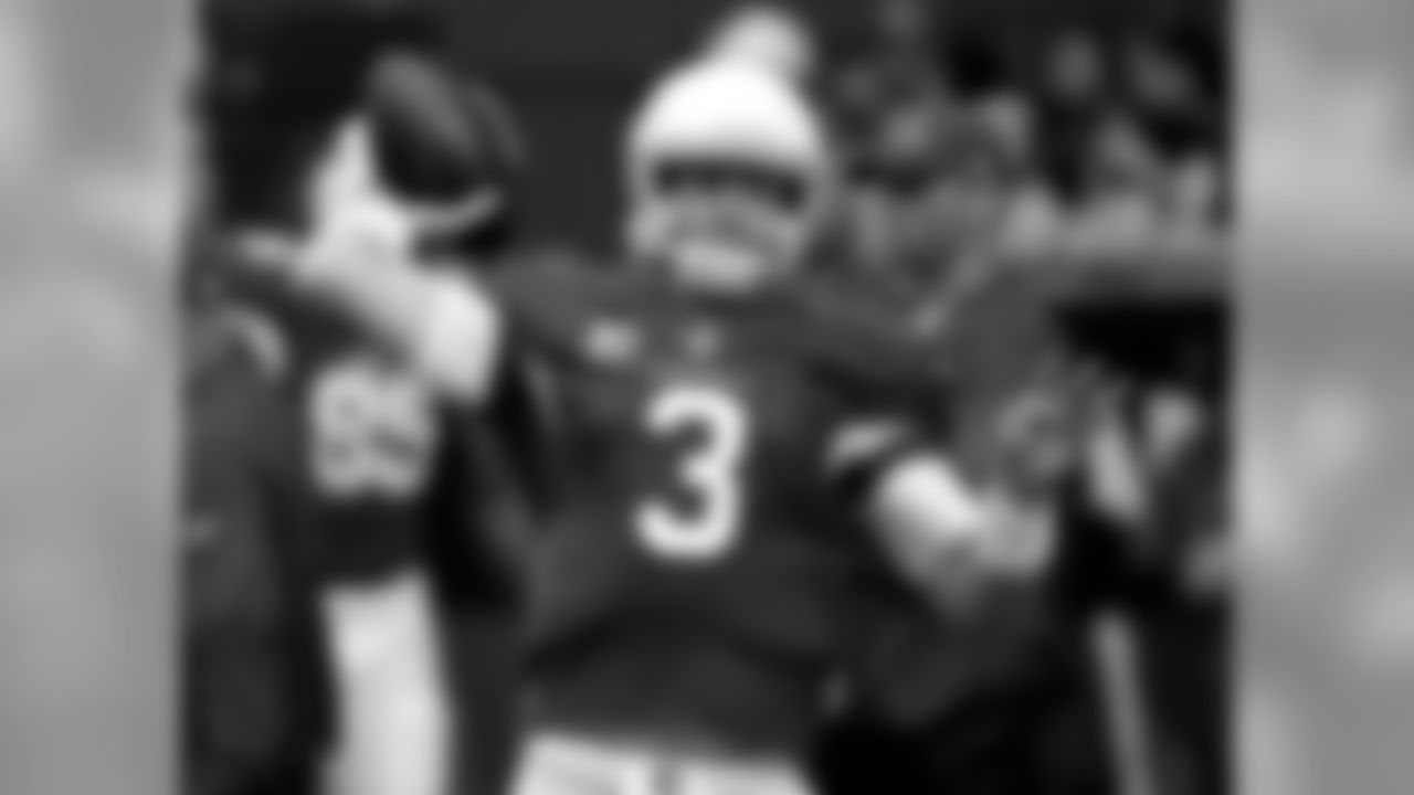 QB Carson Palmer warms up prior to the game