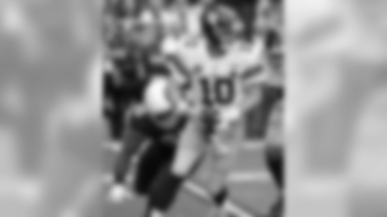 Cardinals DL Rodney Gunter rushes Giants QB Eli Manning