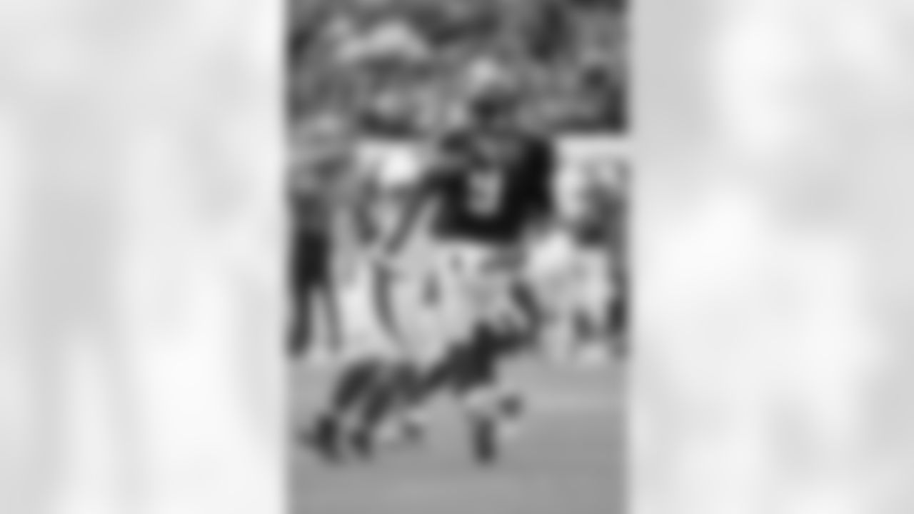 DT Darnell Dockett wraps up Eagles QB Nick Foles