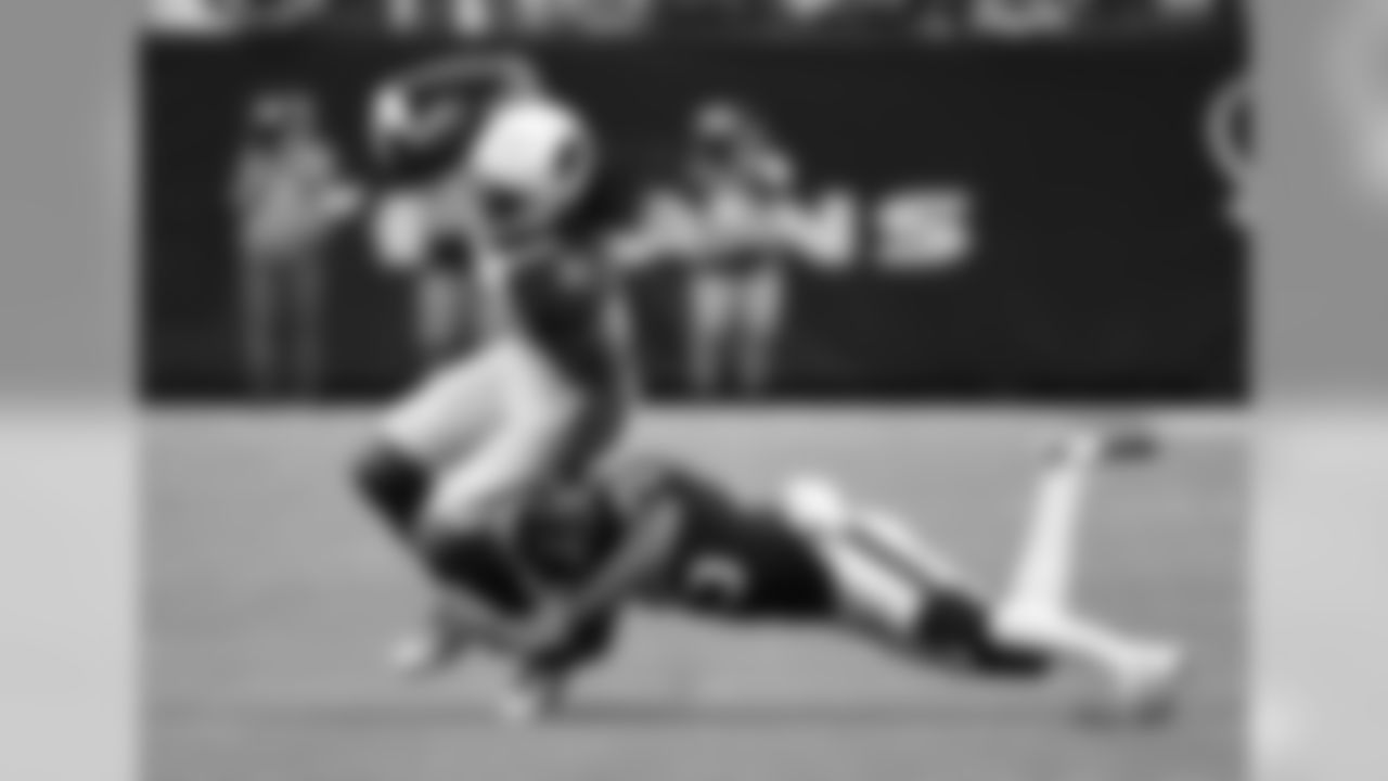 Texans attempt to wrap up WR Larry Fitzgerald