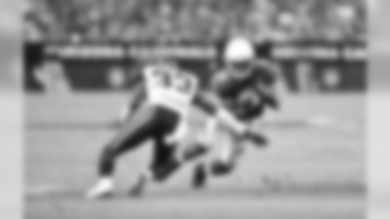 RB Andre Ellington tries to slip the tackle of Rams CB E.J. Gaines