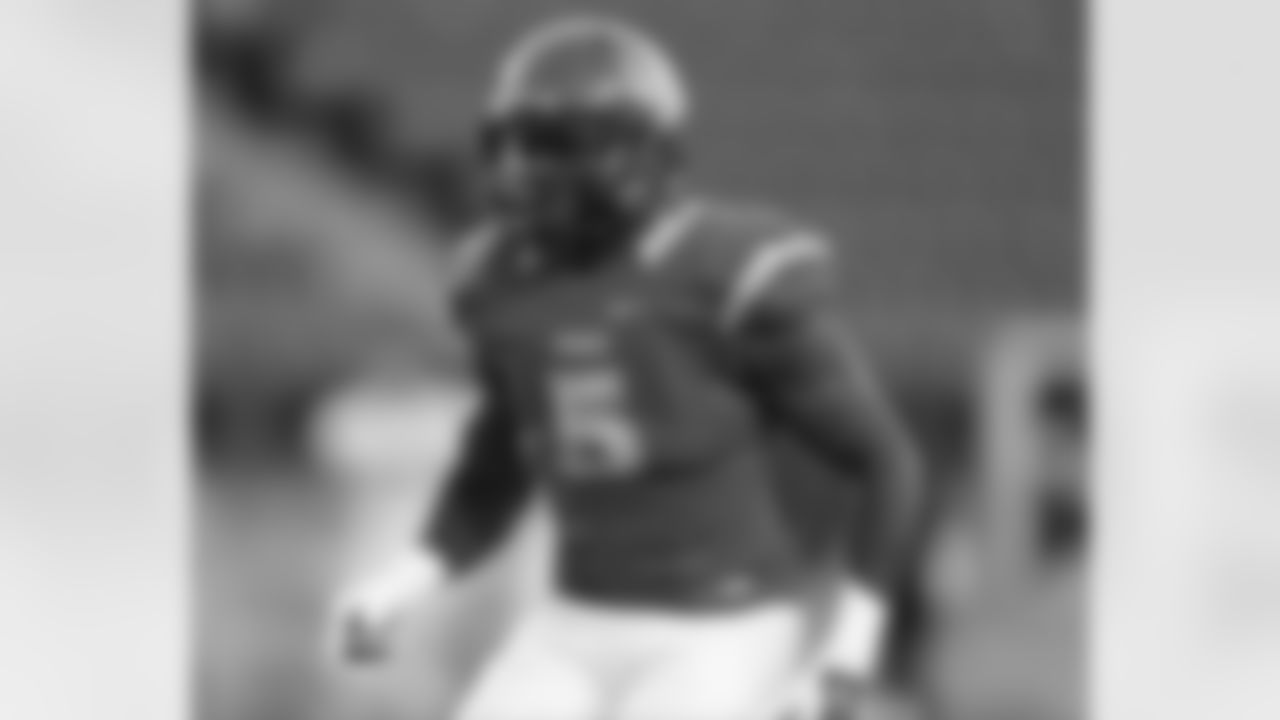 Calgary CB Eli Bouka