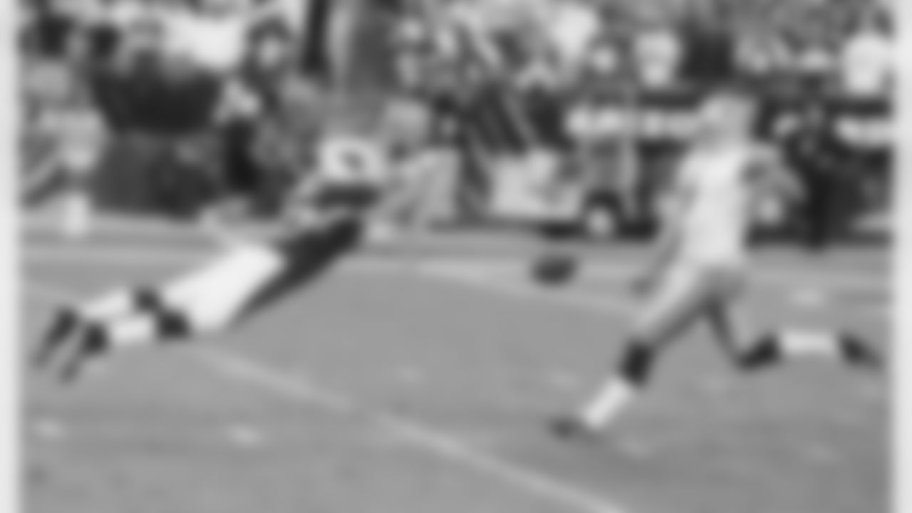 Sean Morey lays out to block a punt in overtime