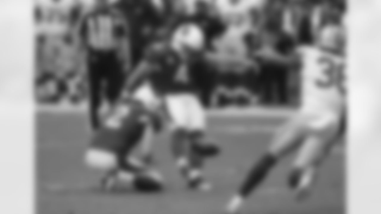 Phil Dawson kicks a field goal