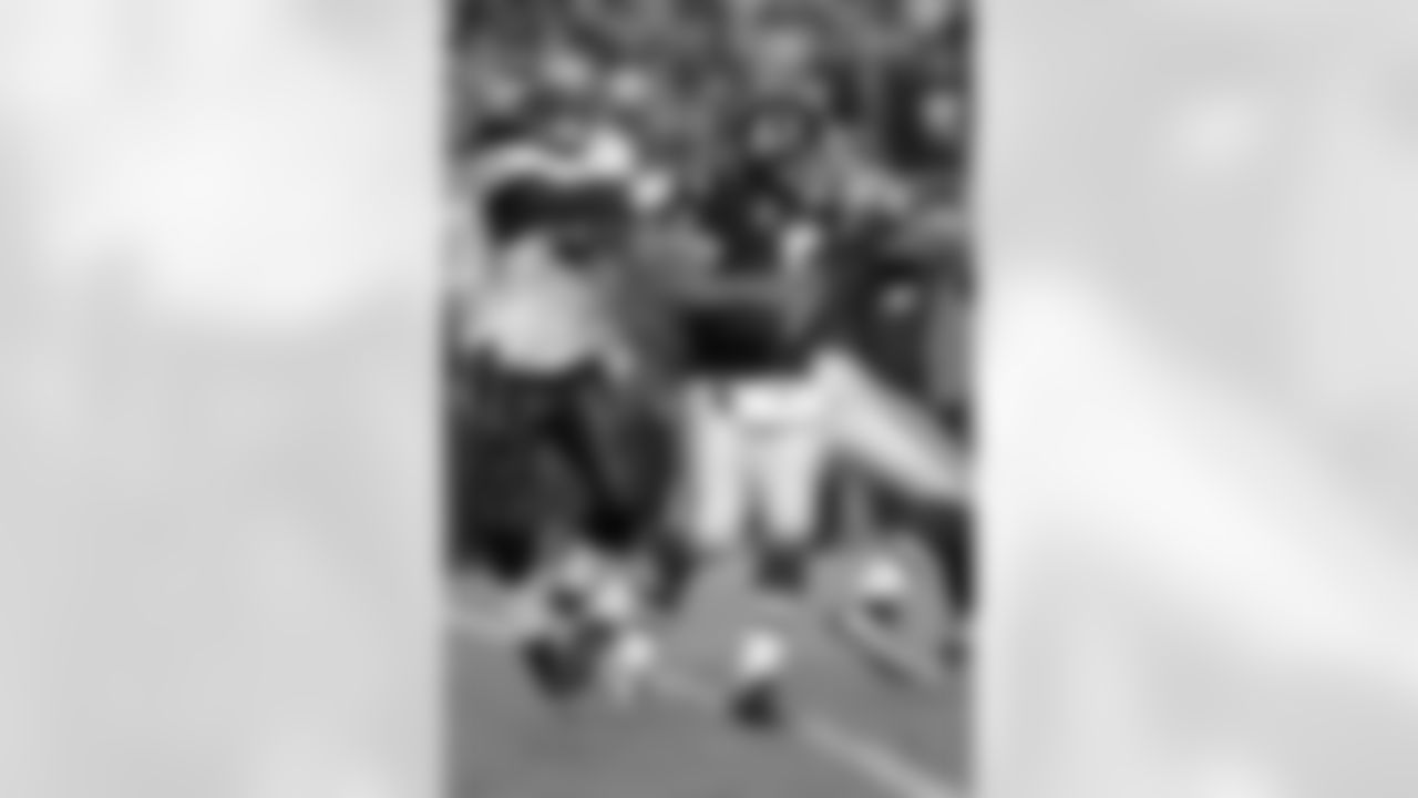 Sims sacks Redskins QB Donovan McNabb in 2010