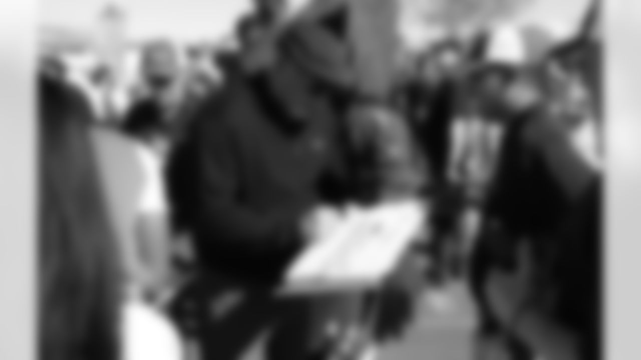 Bruce Arians signs an autograph