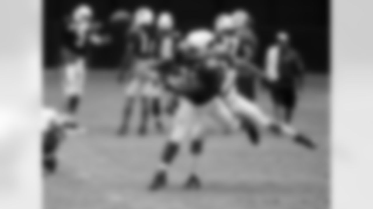 LB Edwin "Pound Cake" Jackson breaks up a pass to RB Stepfan Taylor