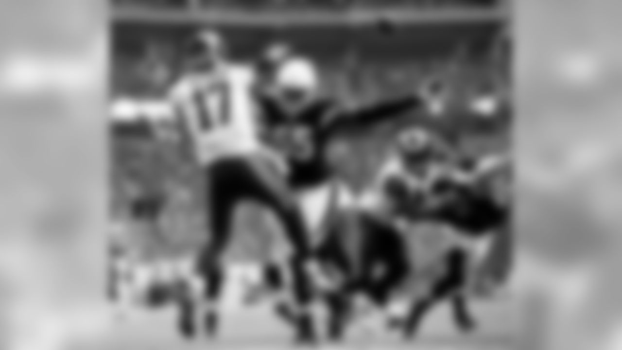 LB Chandler Jones pressures Rams QB Case Keenum