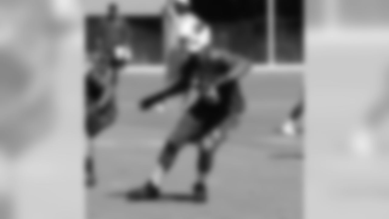 LB Darryl Sharpton