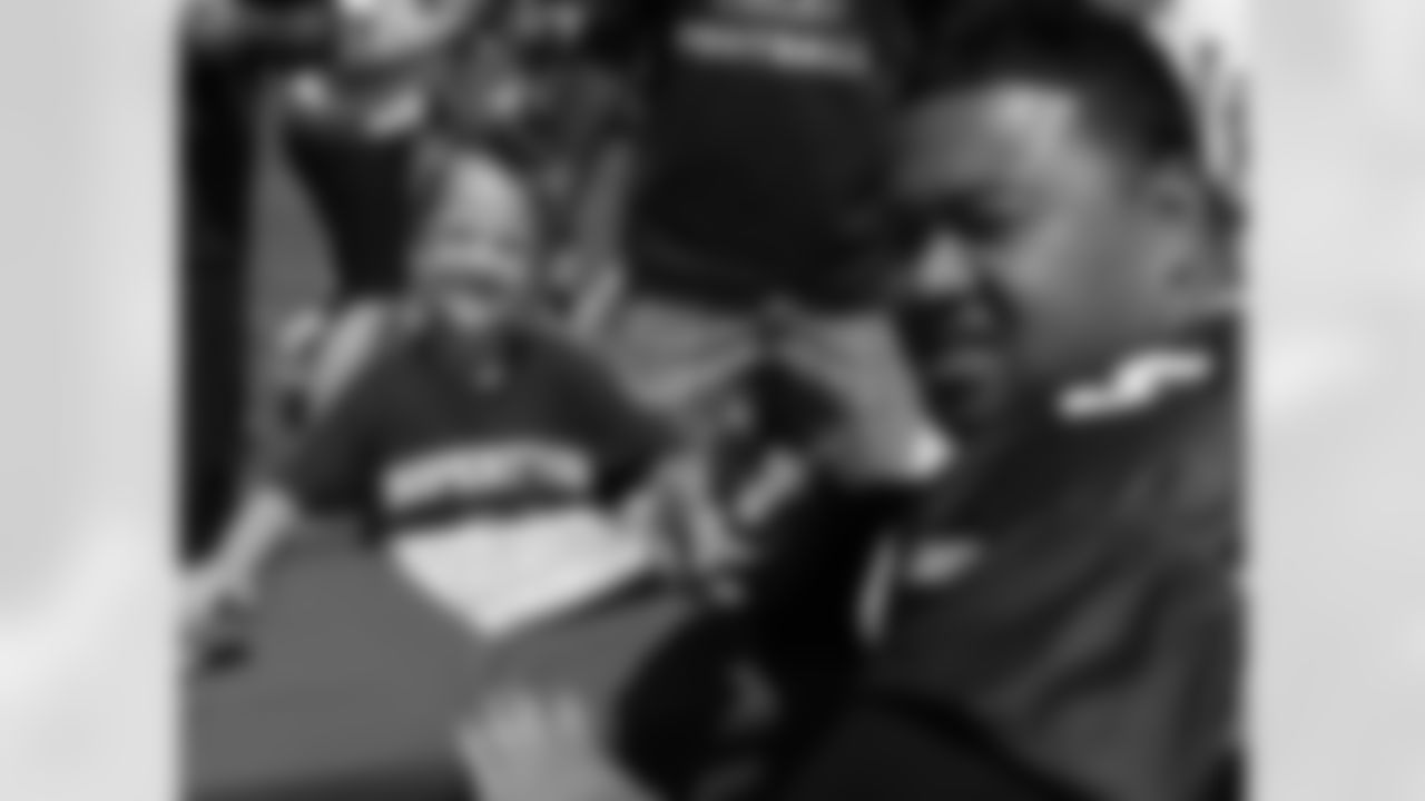 Deuce Lutui smiles with a young fan