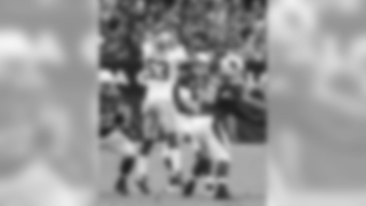 QB Carson Palmer throws a pass past 49ers LB NaVorro Bowman