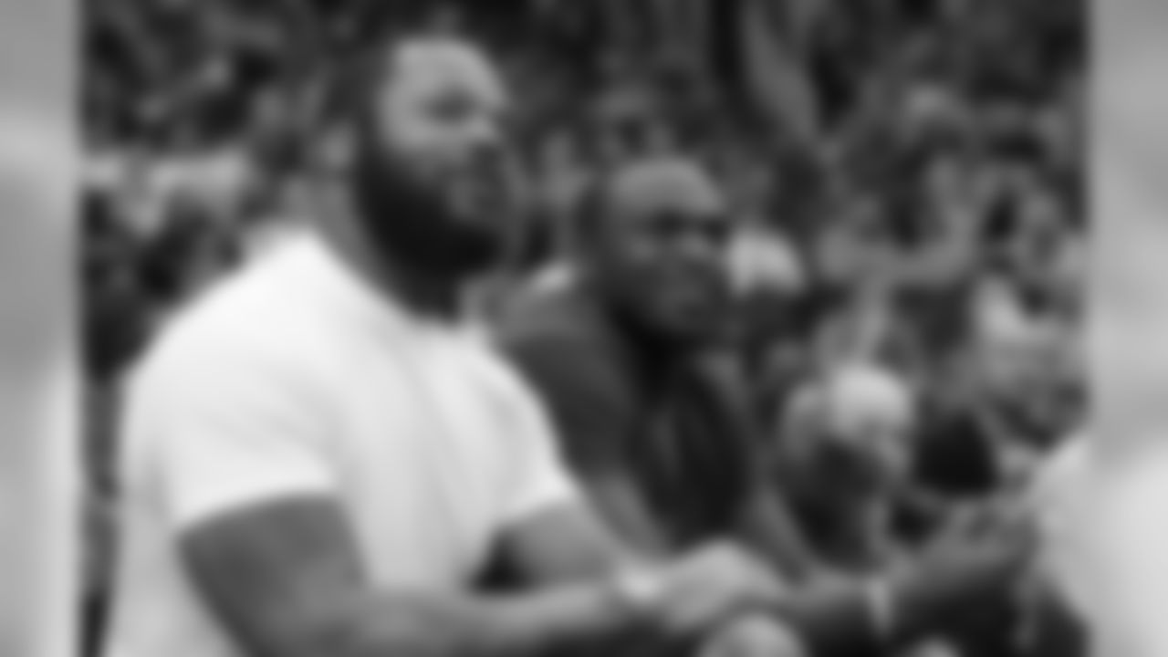 Seahawks DE Michael Bennett (left) and DE Cliff Avril watch a Suns-Wizards game