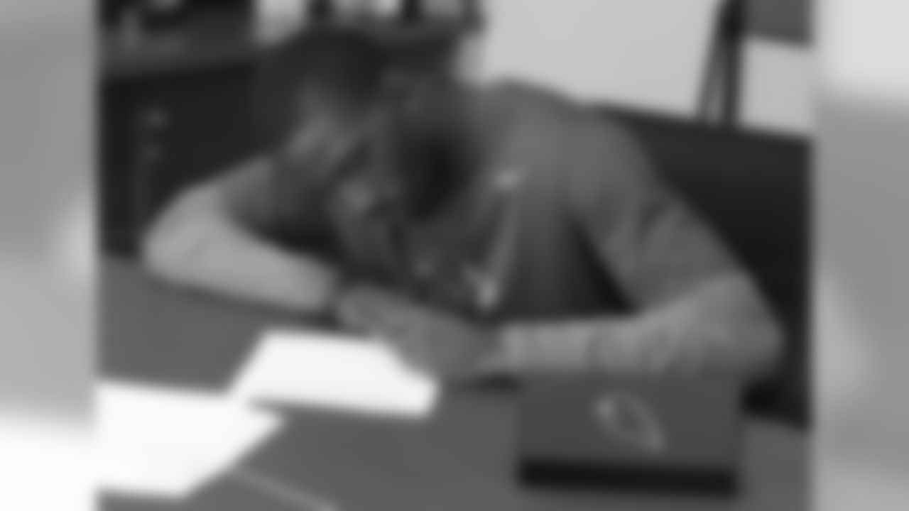 WR J.J. Nelson signs his contract